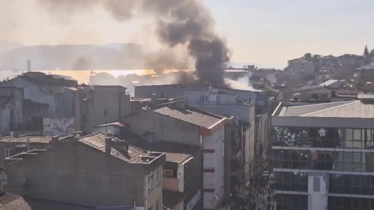 Şehir merkezinde korku dolu anlar: Depo yandı, dumandan göz gözü görmedi