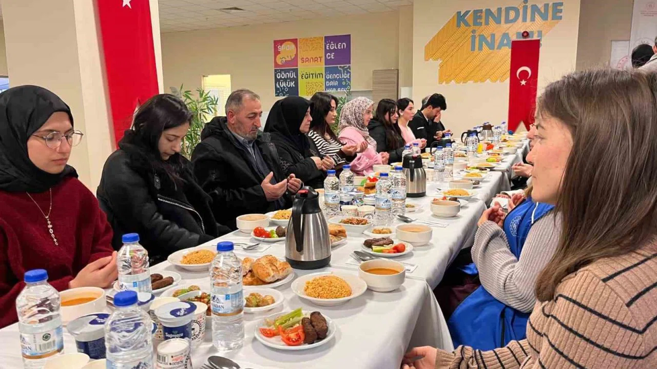 Şehit aileleri ve üniversiteli öğrenciler iftar sofrasında buluştu