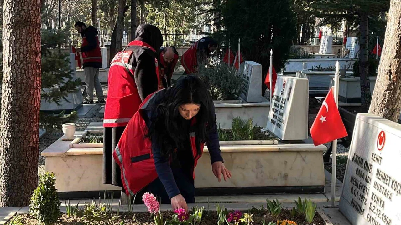 Şehitliklerde temizlik ve bakım çalışmaları başlatıldı