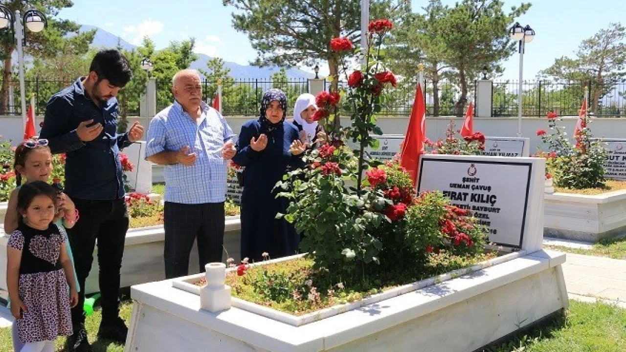 Şehitlikte arife günü hüzünlü buluşma