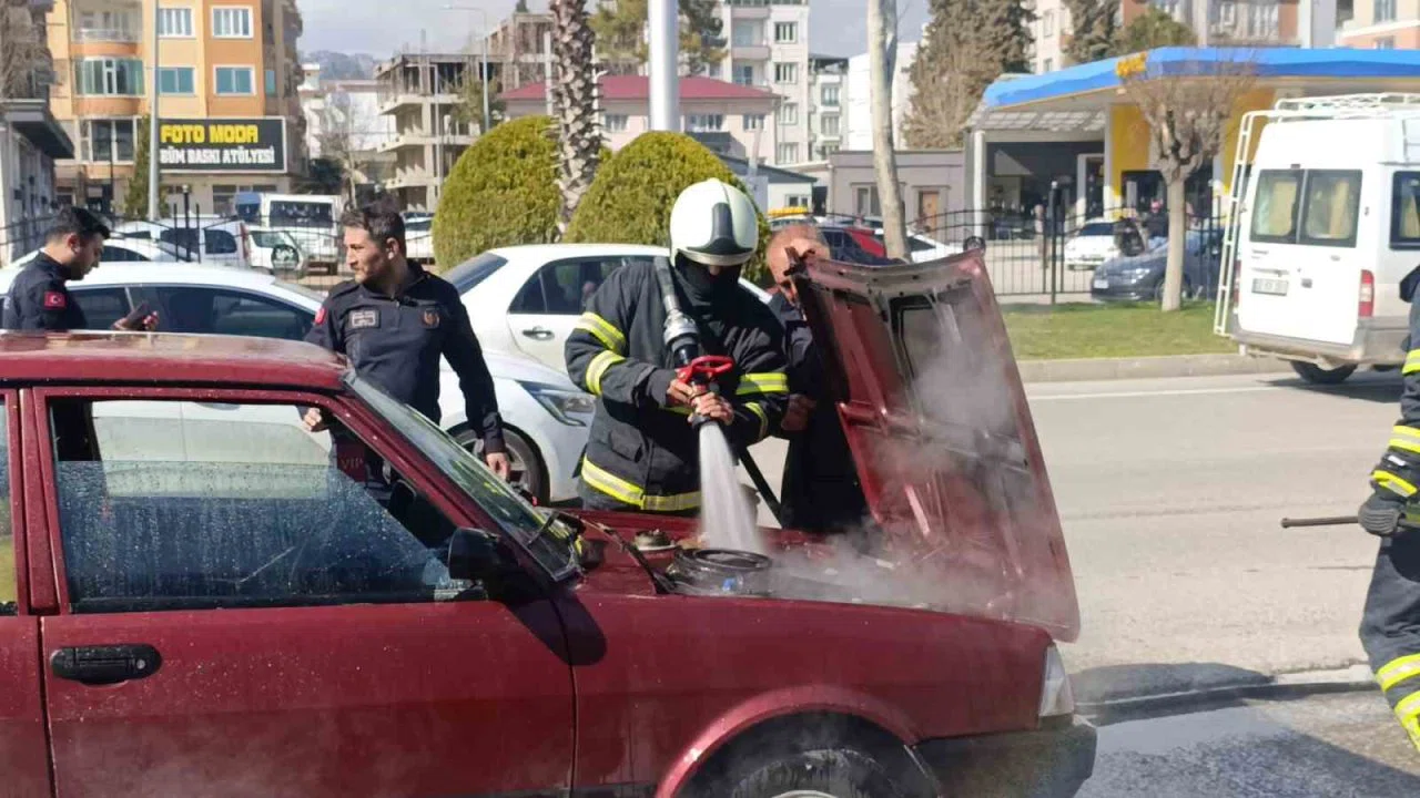 Seyir halindeki otomobil alev aldı