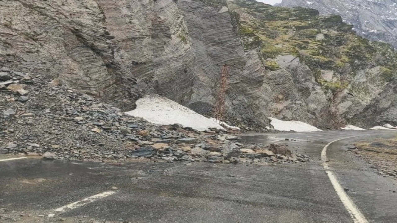 Şırnak-Beytüşşebap yolundaki heyelan nedeniyle trafik akışı durdu