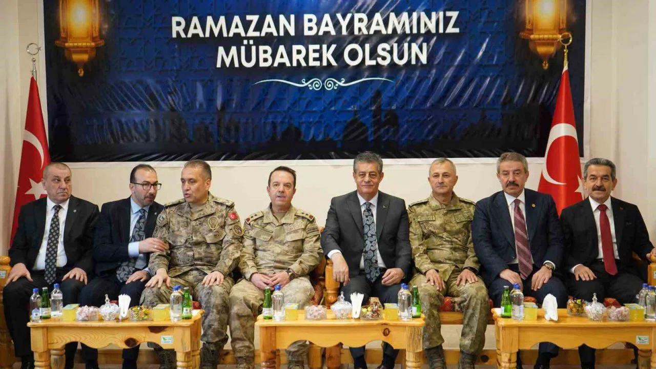 Şırnak’ta protokol-vatandaş bayramlaşması