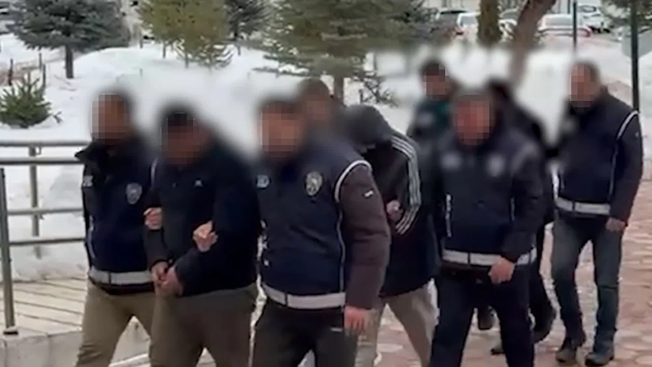 Sivas’ta 111 düzensiz göçmen yakalandı, 19 göçmen kaçakçısı hakkında işlem yapıldı