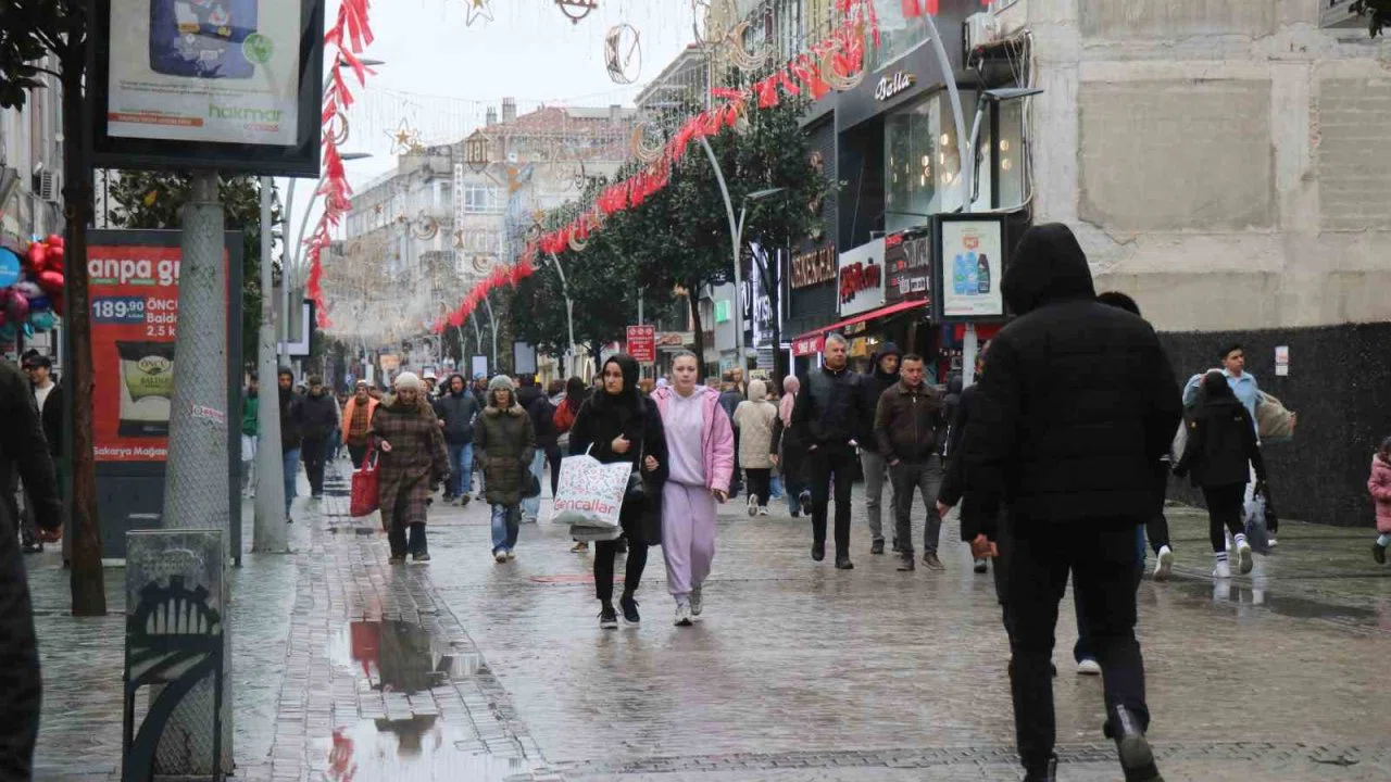 Soğuk hava ve yağmur bayram alışverişine engel olamadı