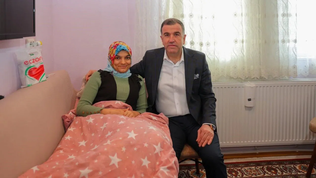 Sosyal medya üzerinden pasta-börek satarak geçimini sağlayan aileye Vali Eldivan’dan moral ziyareti