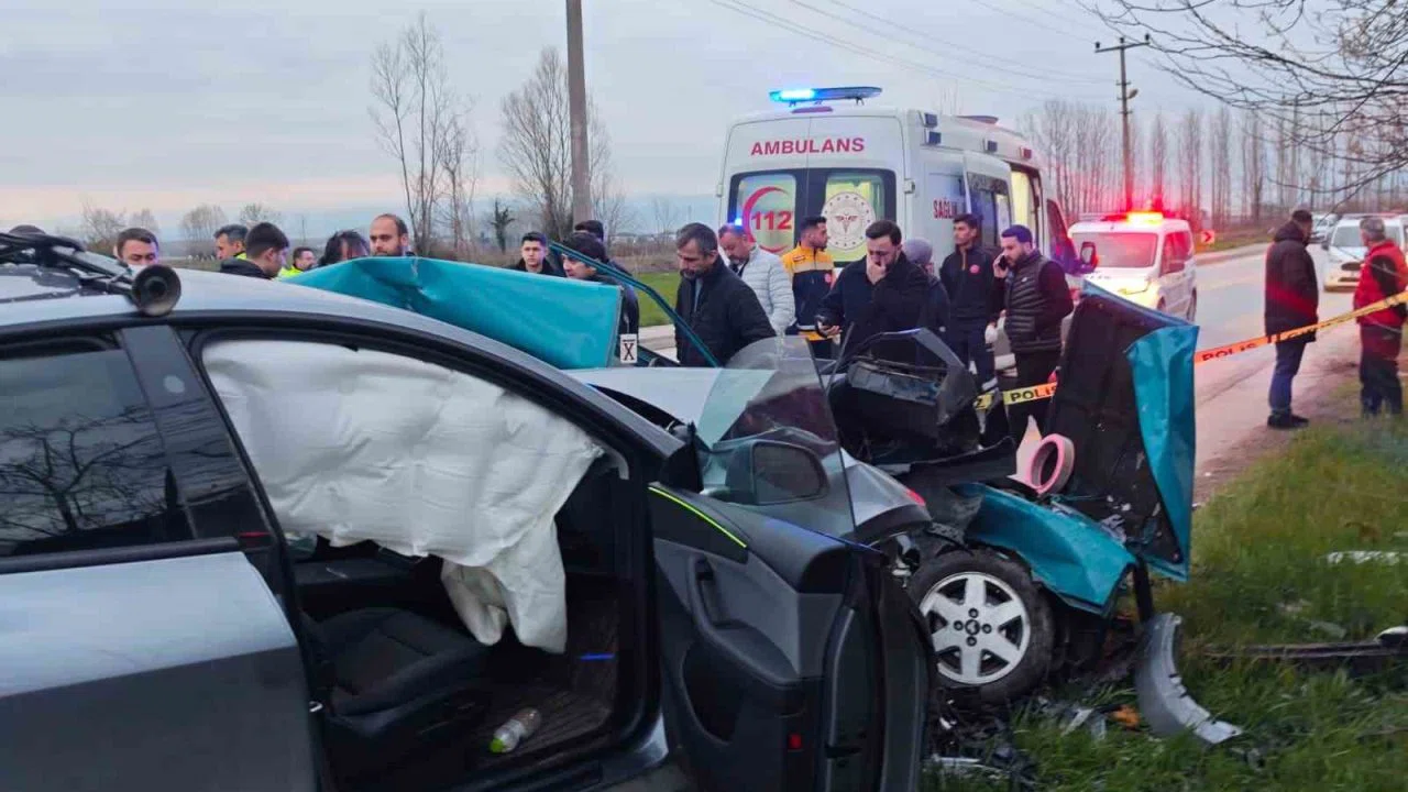 SUV tipi araç otomobile ok gibi saplandı: 1 ölü, 1 yaralı