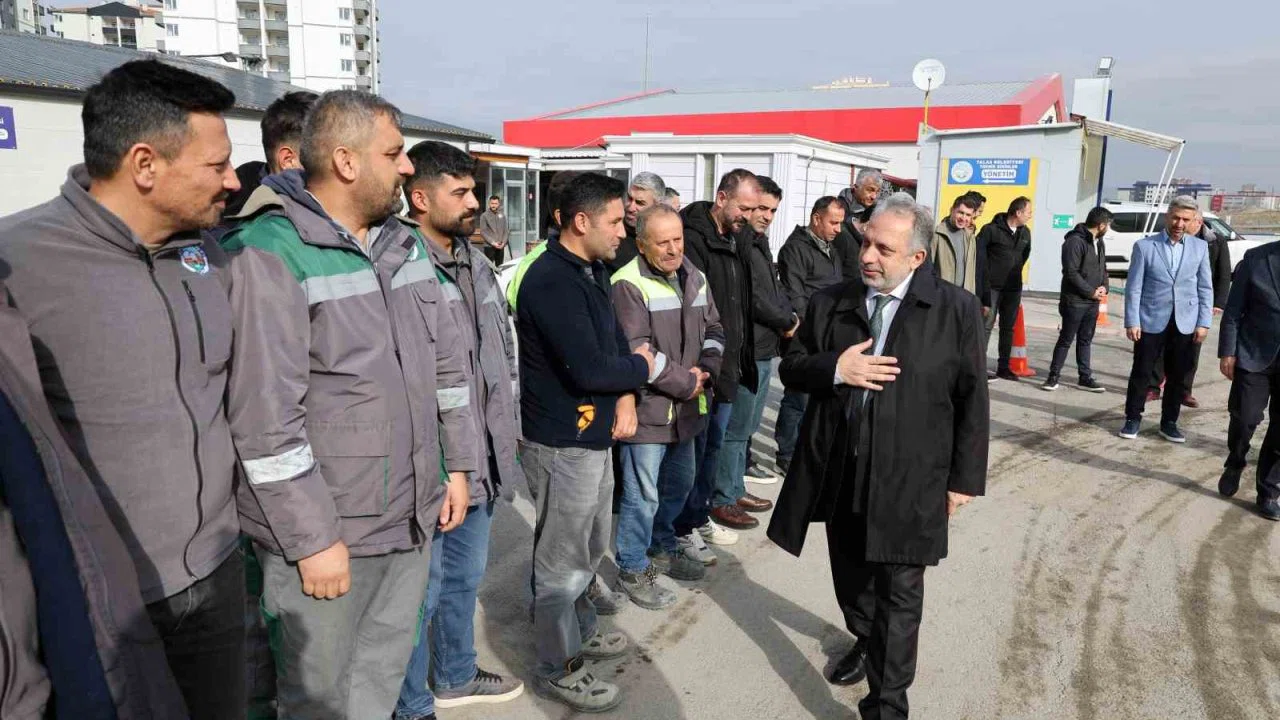 Talas’ta bayram coşkusu: Başkan Yalçın personelle kucaklaştı