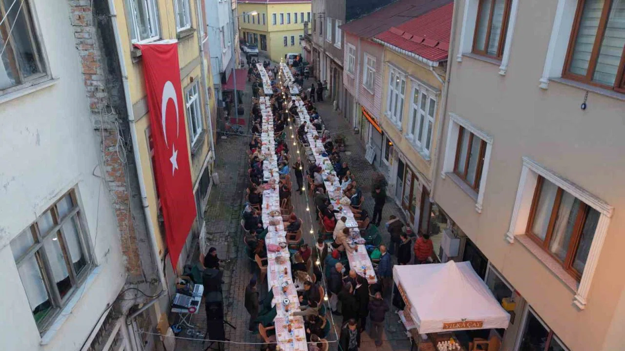 Tarihi sokakta paylaşım sofrası