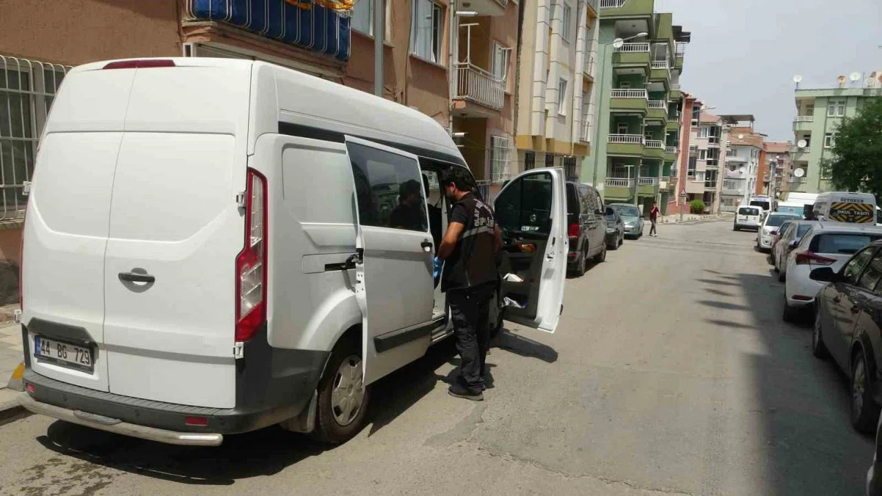 Tartıştığı babasını sırtından bıçakladı