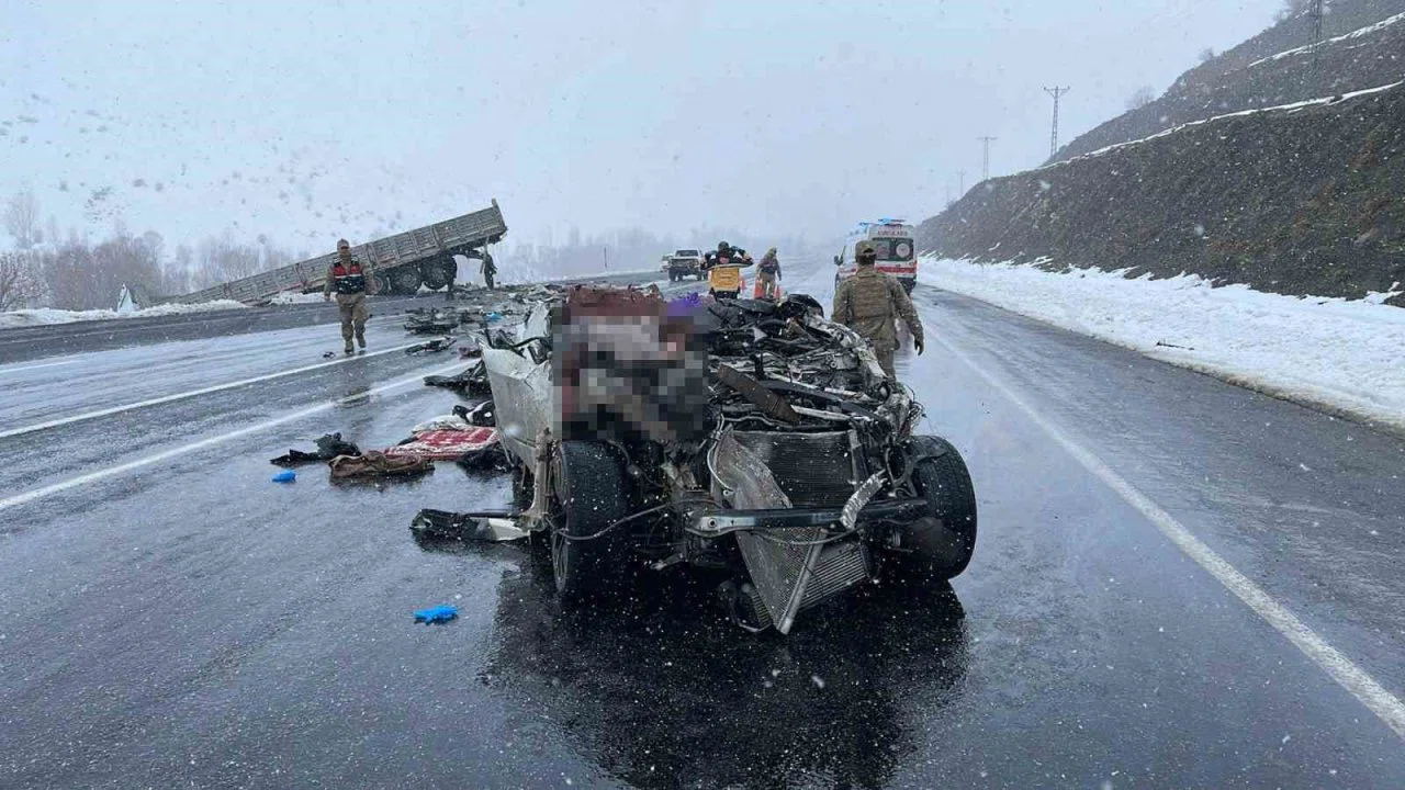 Tatvan’da feci kaza: 2 ölü, 5 yaralı