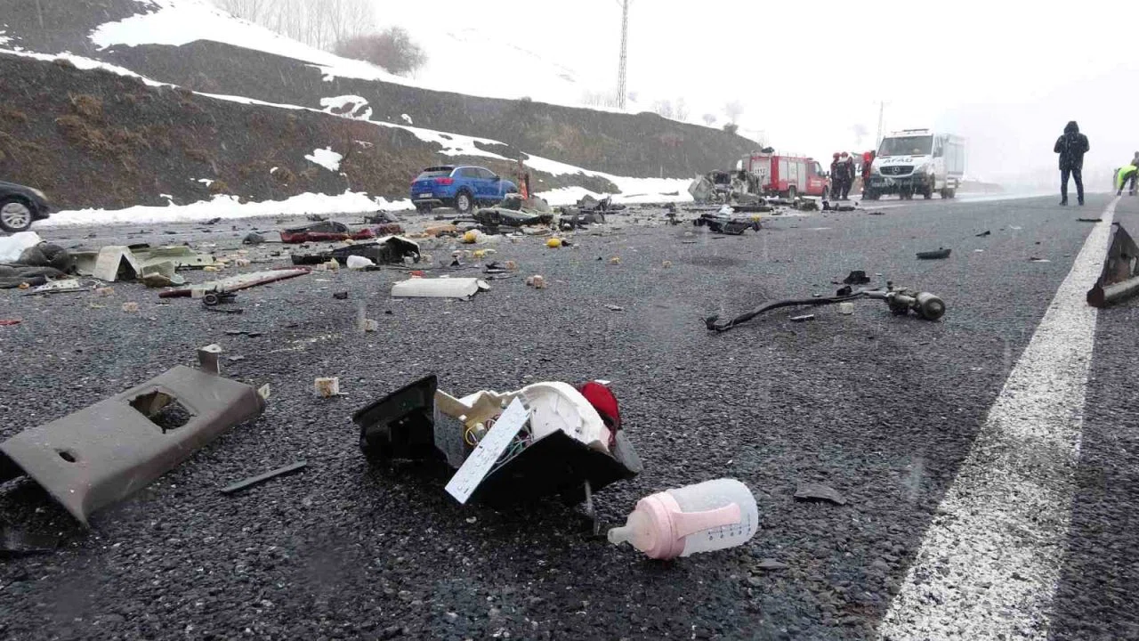 Tatvan’daki trafik kazasında ölü sayısı 3 oldu: Kazada ağır yaralanan 6 aylık bebek hastanede vefat etti