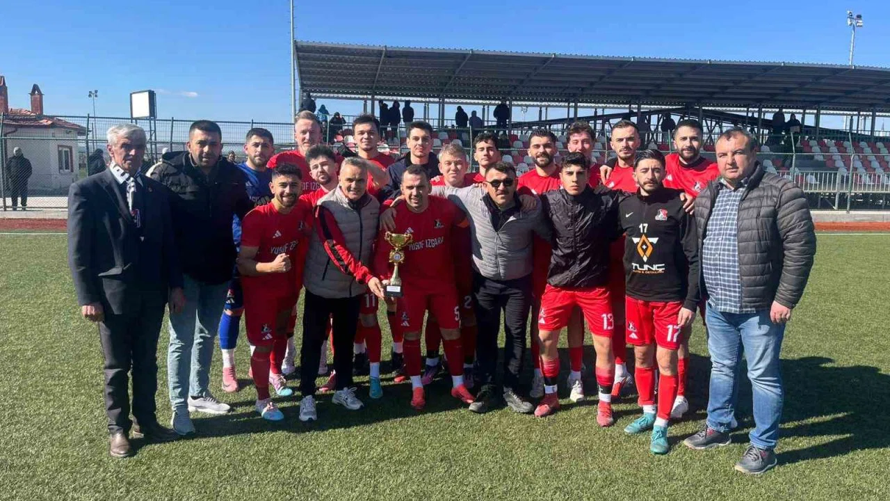 Tavşanlı Demirbilekspor kupasını aldı