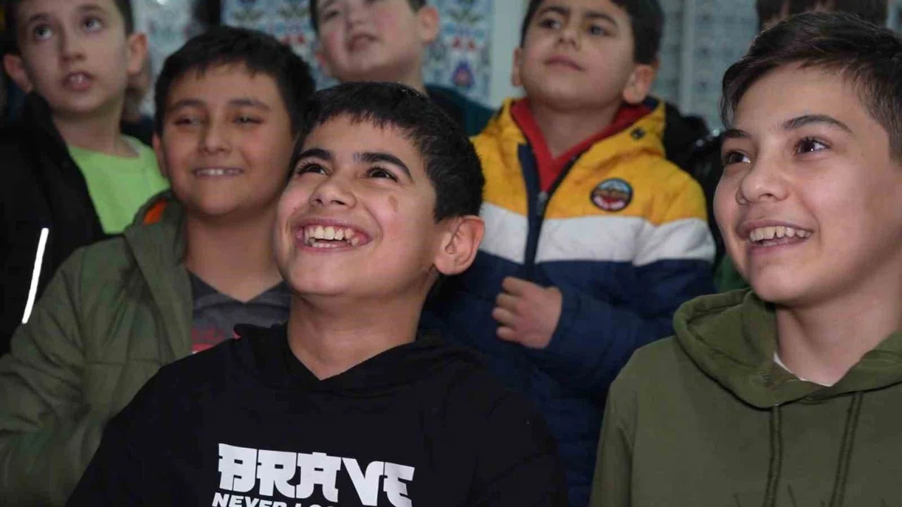 Teravih namazına camiye gelen çocuklar ilahi söyledi