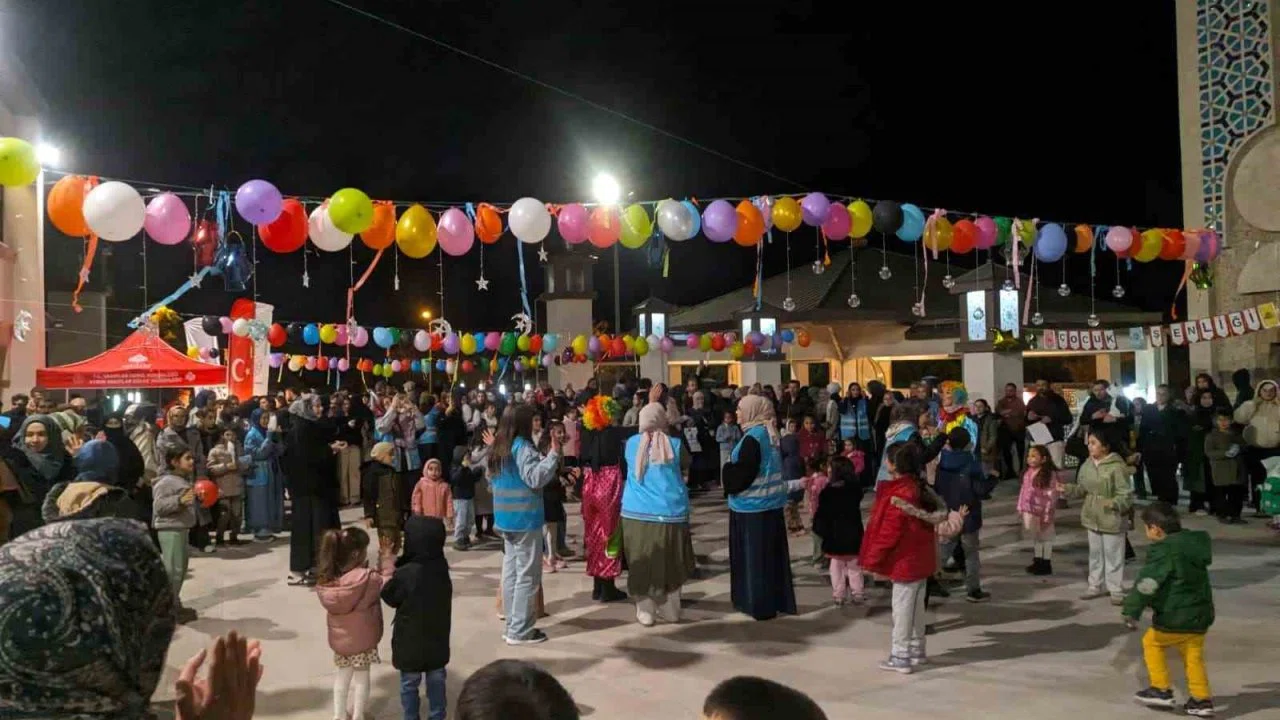 Teravih sonrası cami avlusunda çocuk şenliği düzenlendi