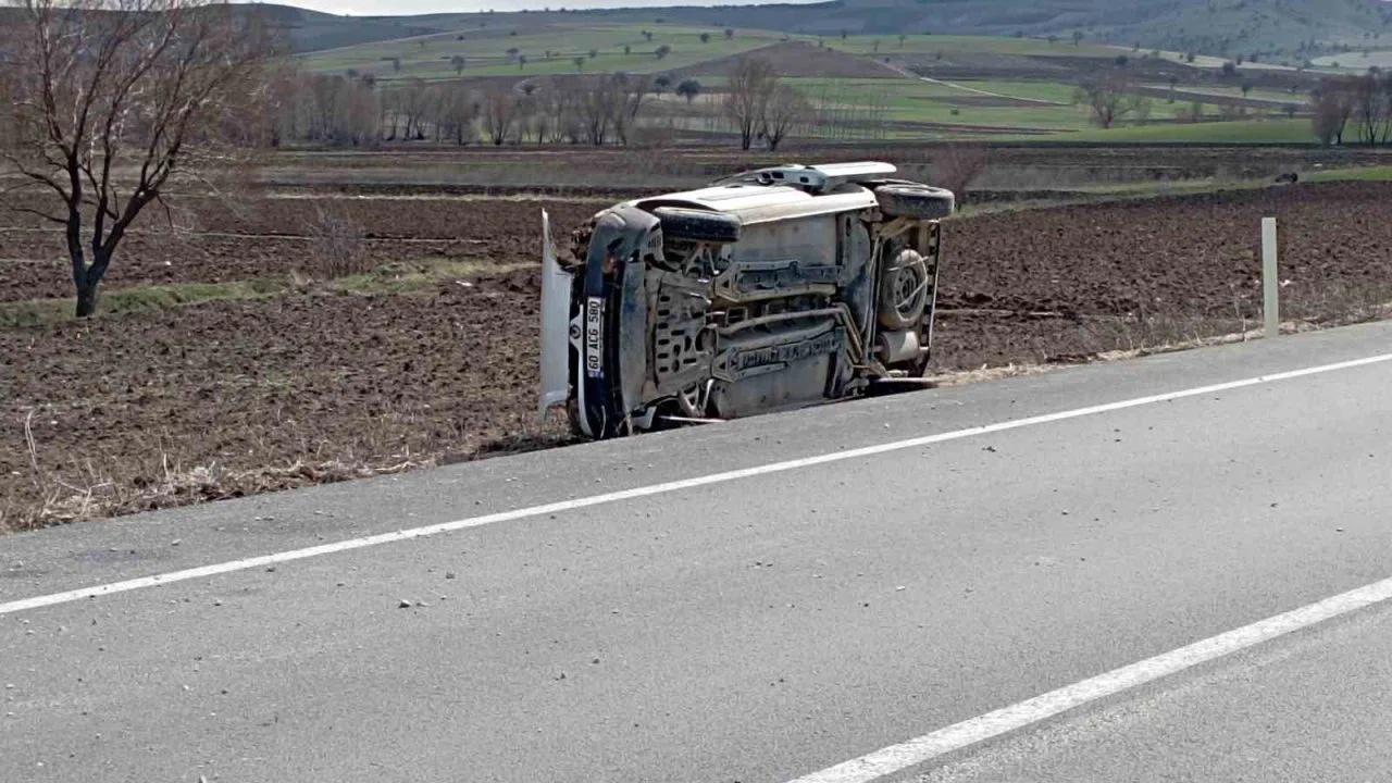 Tokat’ta kaza yapan otomobil devrildi: 3 yaralı