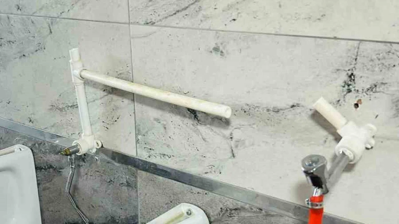 Tomarza’da tuvaletlere zarar verdiler