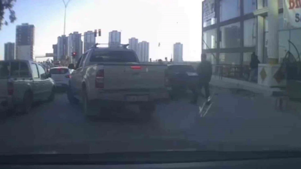 Trafikte tartıştıkları kişinin aracına sopa ve sandalyelerle saldırdılar