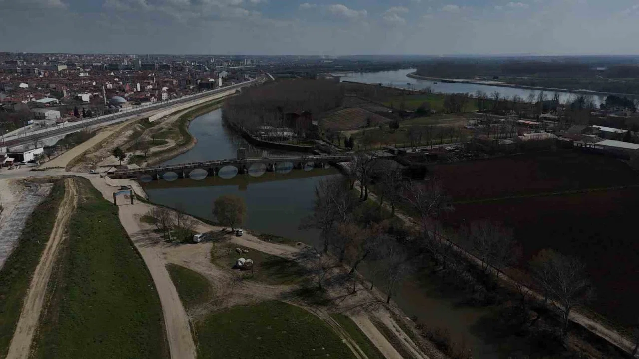 Tunca Nehri kıyısında toprak kayması: 50 metrelik alanda çatlaklar oluştu