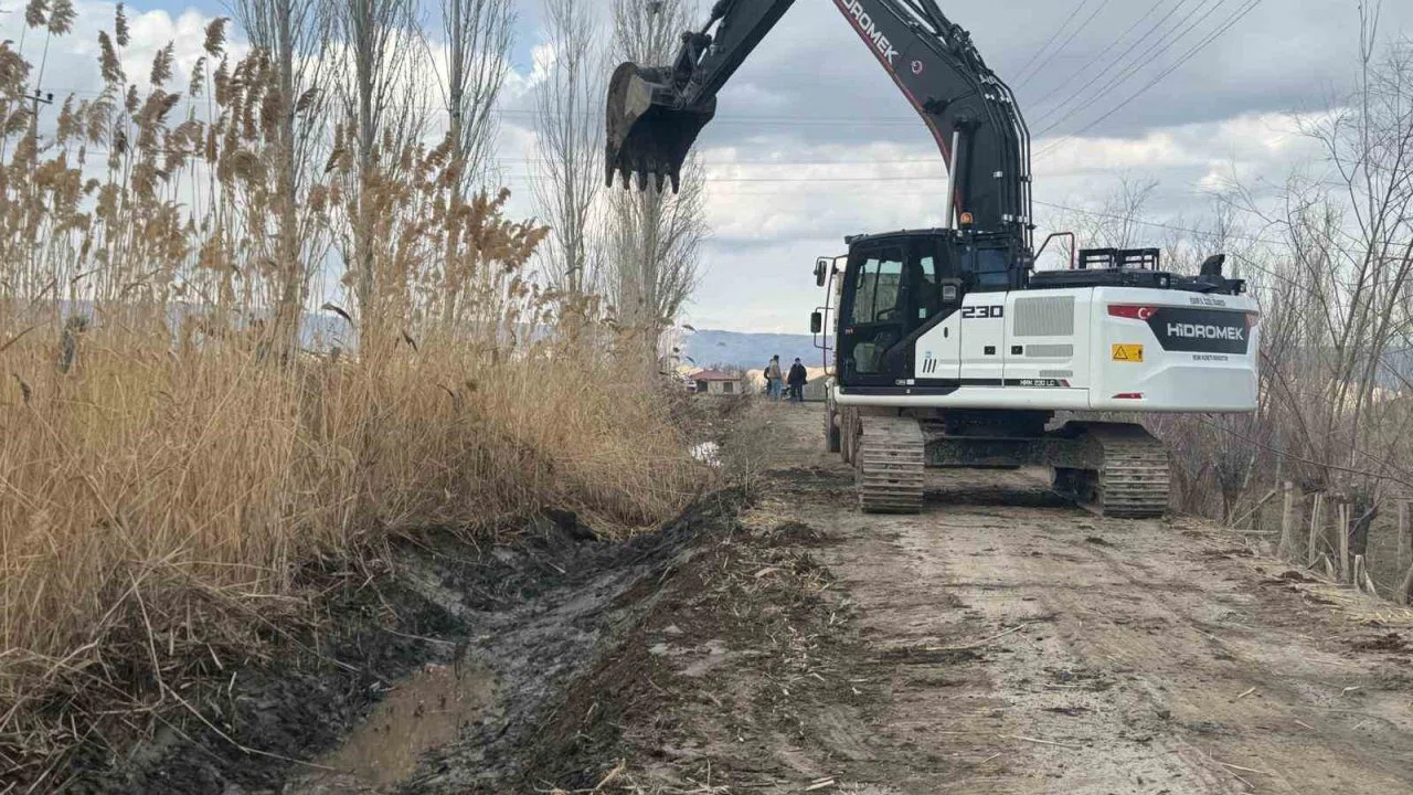 Tuzluca’da 10 kilometrelik sulama hattı temizleniyor
