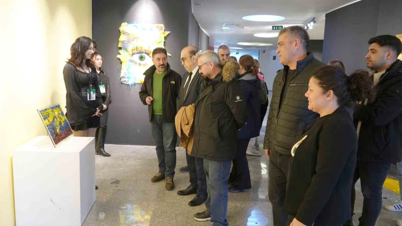 Üniversite öğrencileri atıkları sanata dönüştürdü