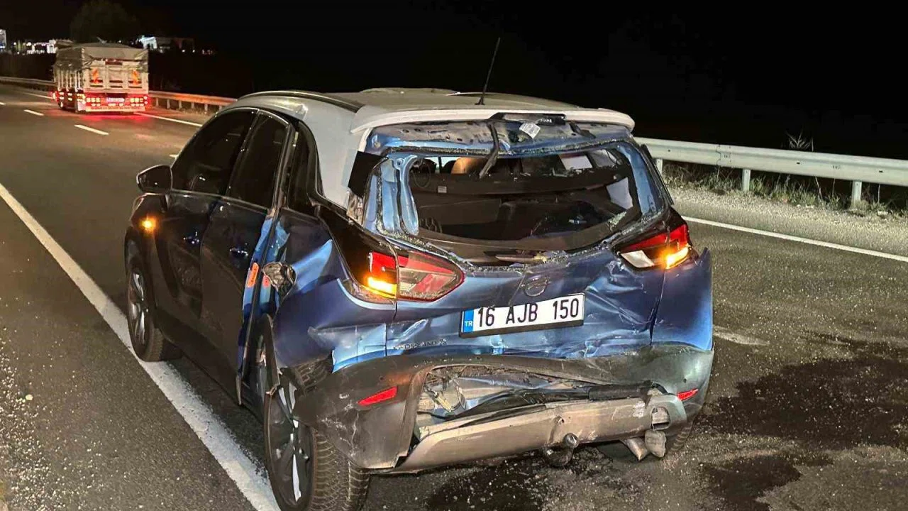 Uşak’ta tır ile otomobilin çarpışması sonucu aynı aileden 4 kişi yaralandı