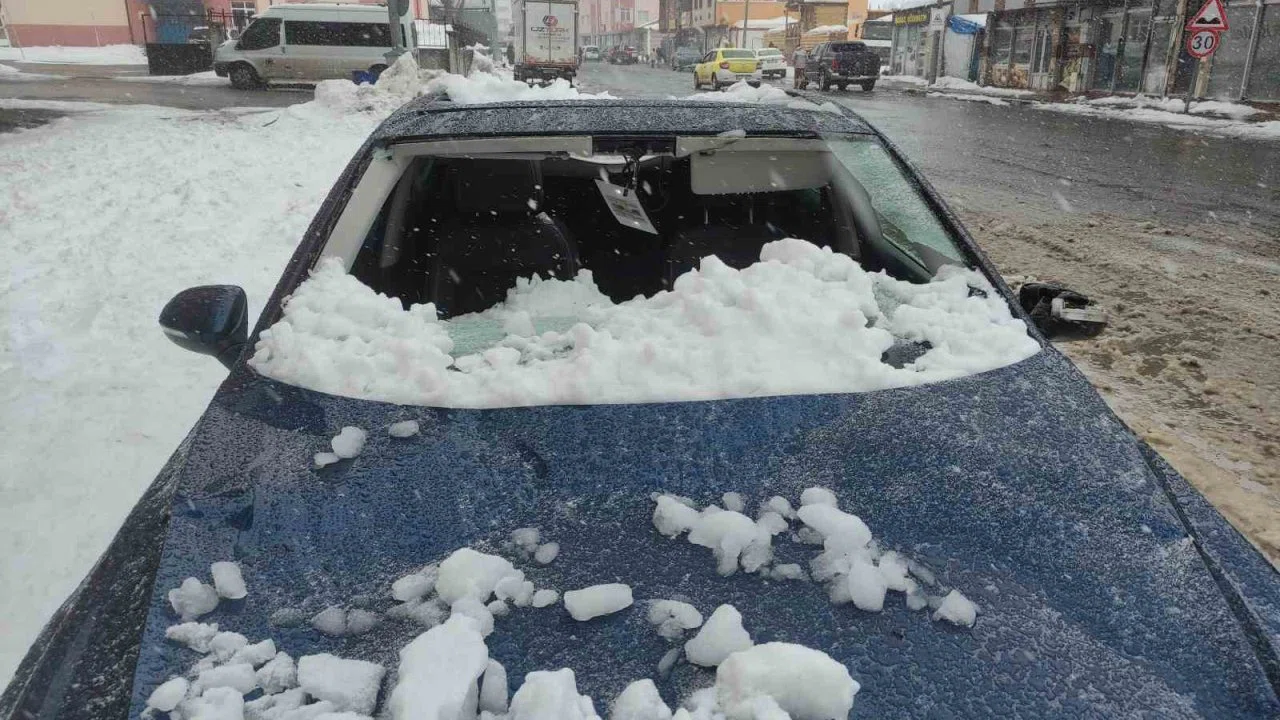 Üzerine çatıdan kar kütlesi düşen otomobil kullanılamaz hale geldi