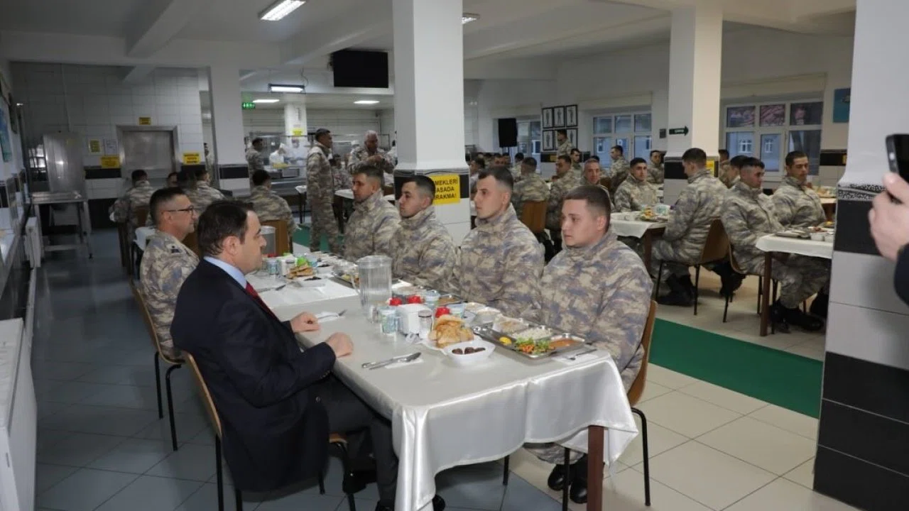 Vali Işın, orucunu Mehmetçiklerle açtı