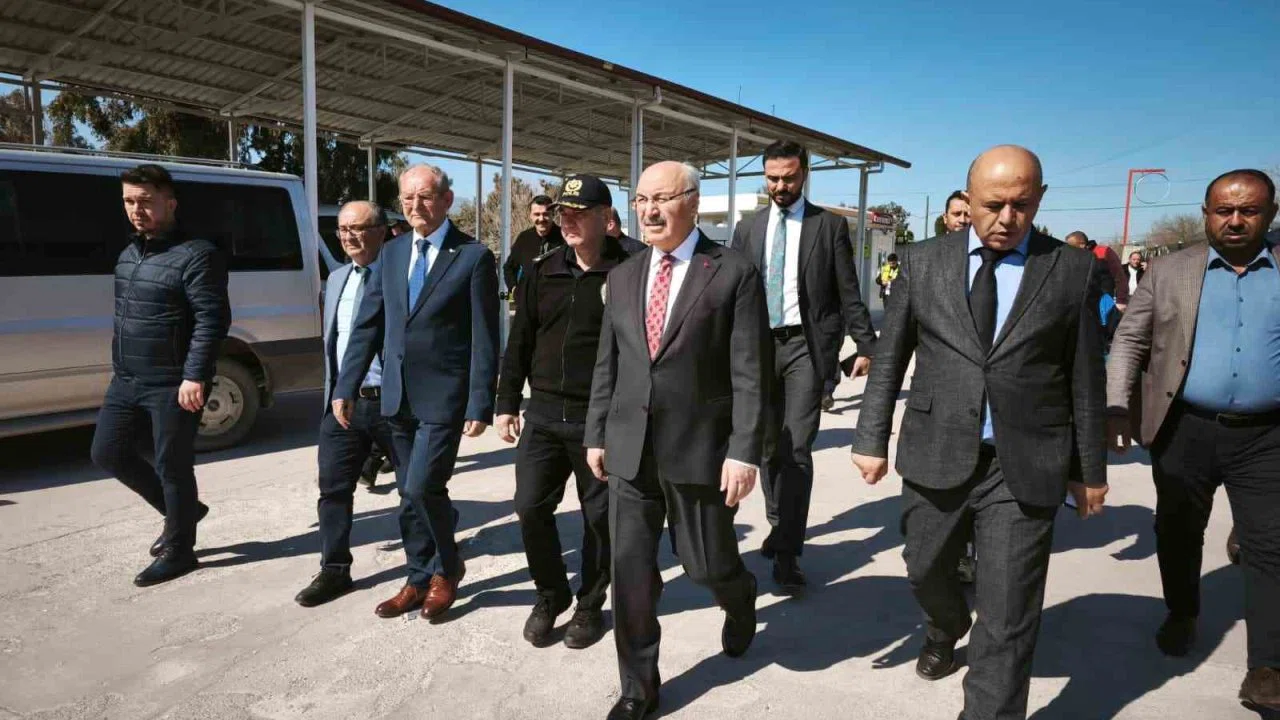 Vali Köşger açıklama yaptığı sırada artçı depreme yakalandı