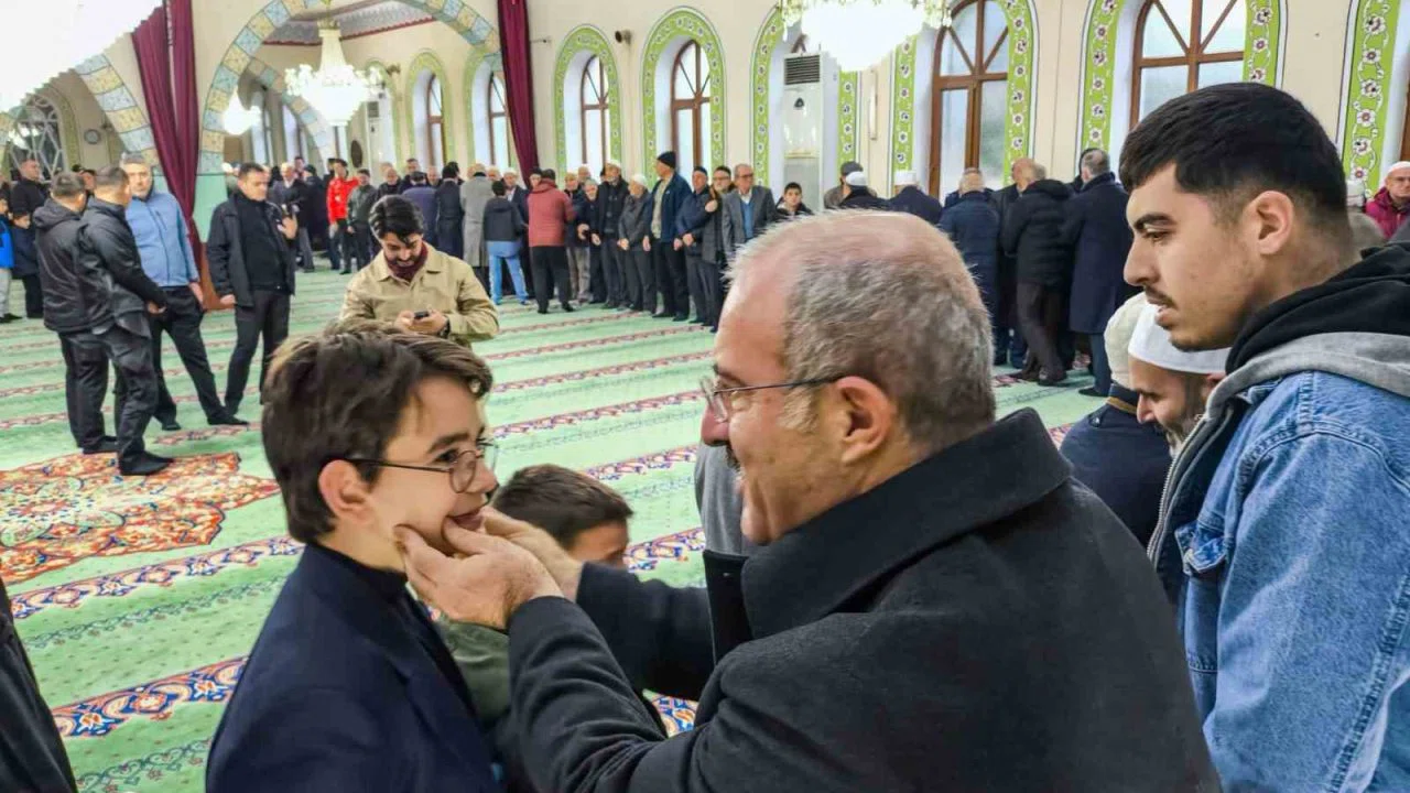 Vali Toraman, namaz sonrası vatandaşlarla bayramlaştı