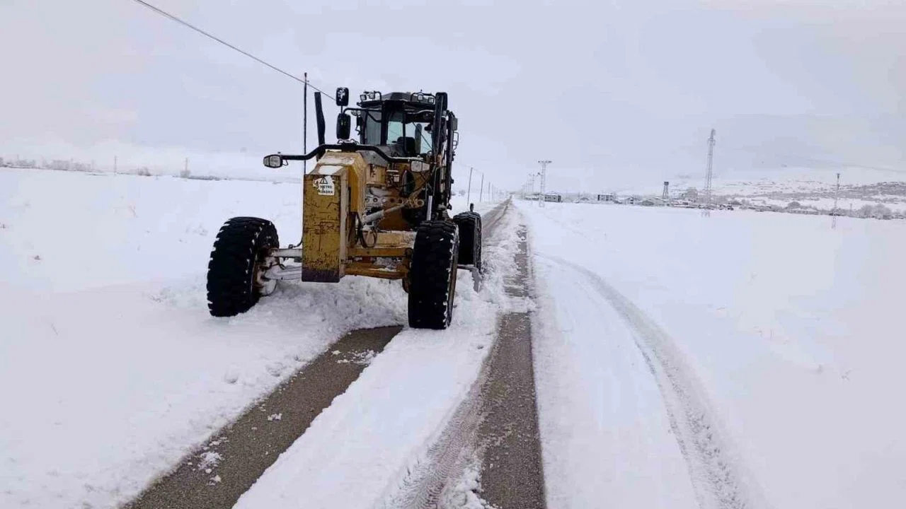 Van’da 216 yerleşim yerinin yolu kapandı