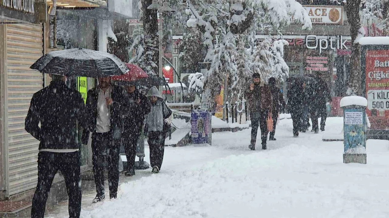 Van’da Mart sürprizi: Bahar beklerken kar kapıya dayandı