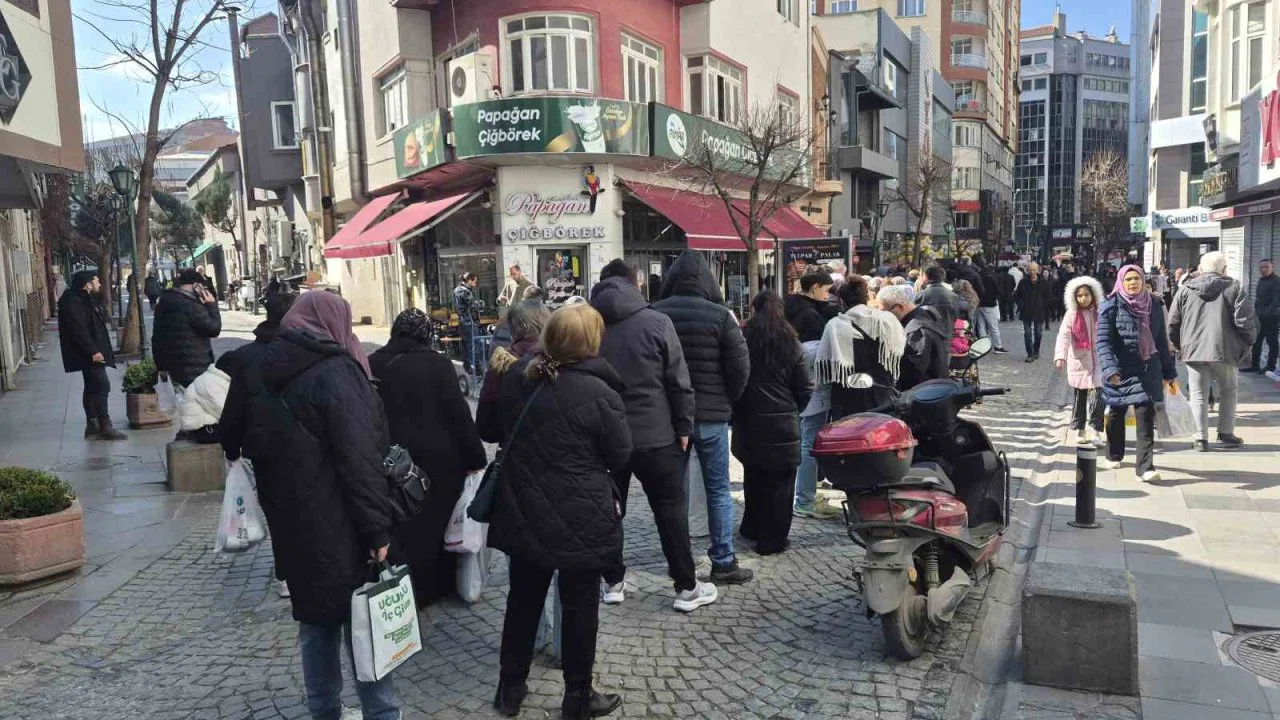 Vatandaşlar indirim için metrelerce kuyruk oluşturdu