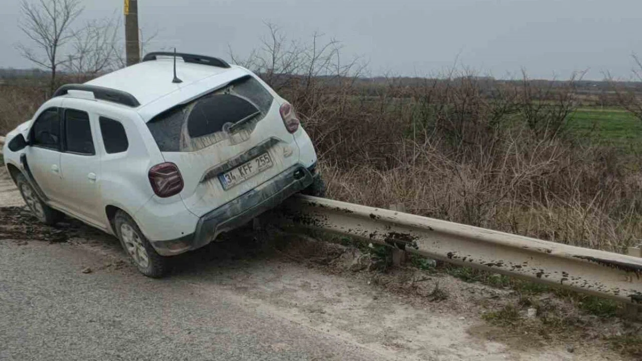 Virajı alamayan araç bariyerlere çıktı
