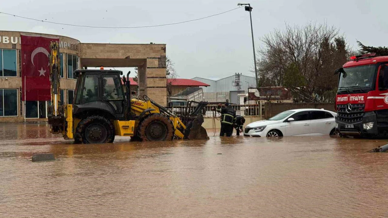 Viranşehir’de aşırı yağış sele neden oldu: 9 kişilik aile kurtarıldı