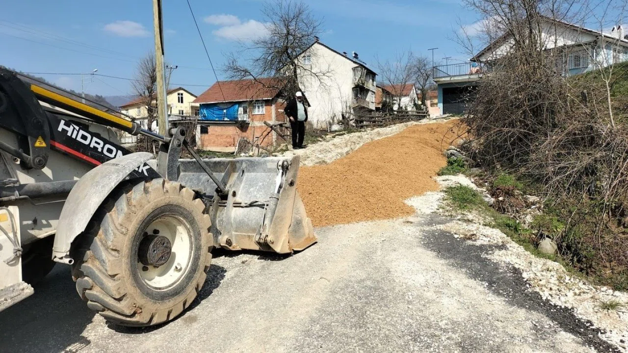 Yığılca’da köy yollarında çalışmalar sürüyor