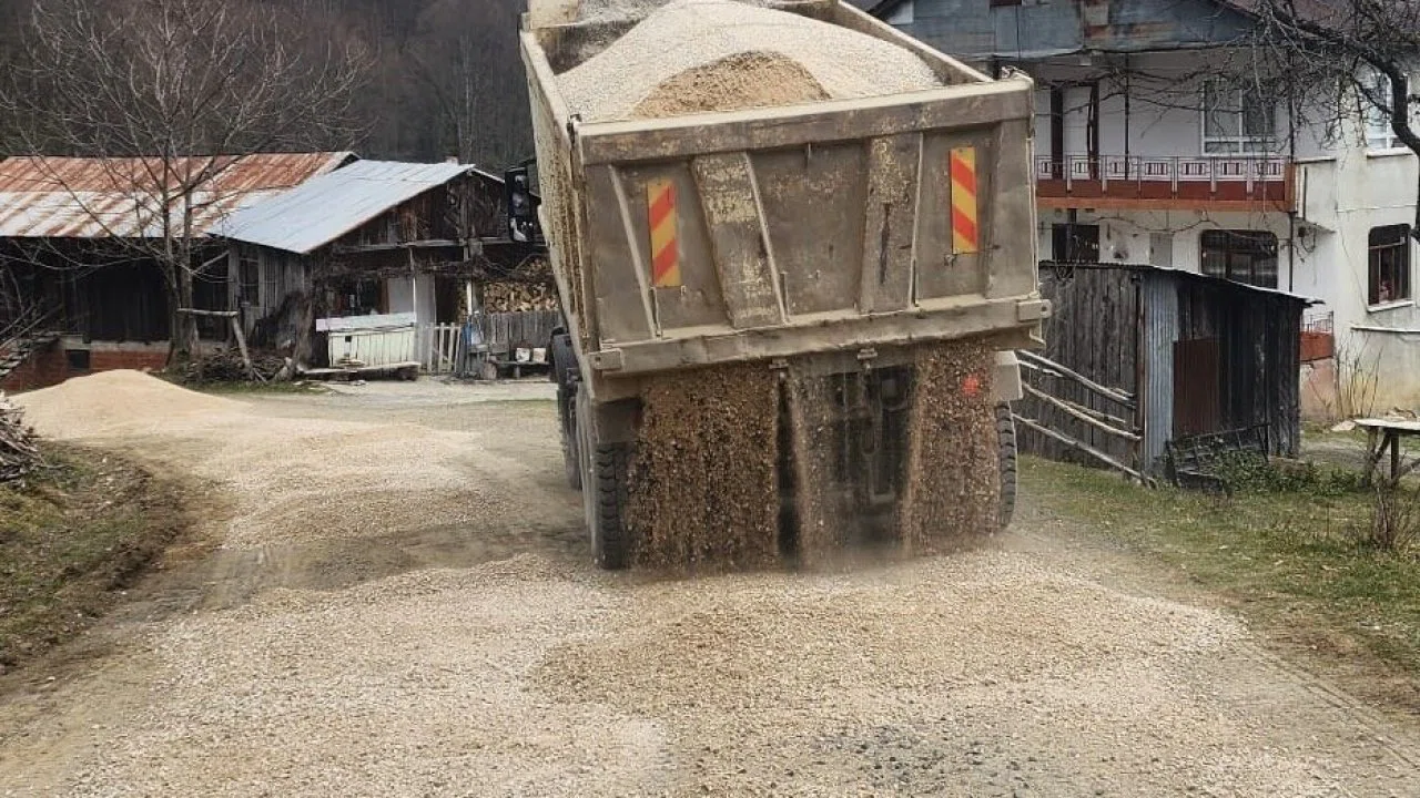Yol bakım çalışmaları sürüyor