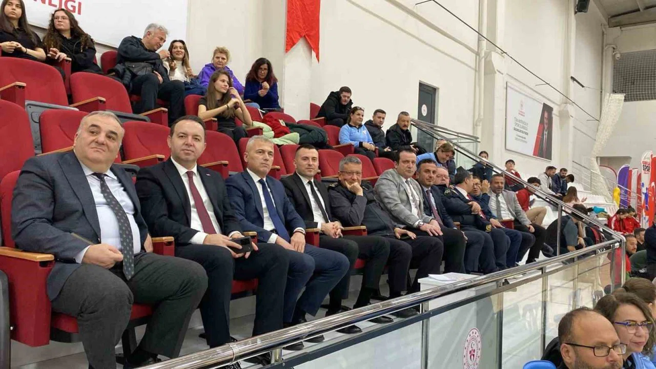 Zonguldak’ta raketler şampiyonluk için parkeye çıktı; 34 ilden 200 sporcu Kozlu’da