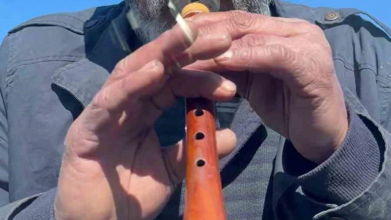 Zurnayı dayadı, para istedi