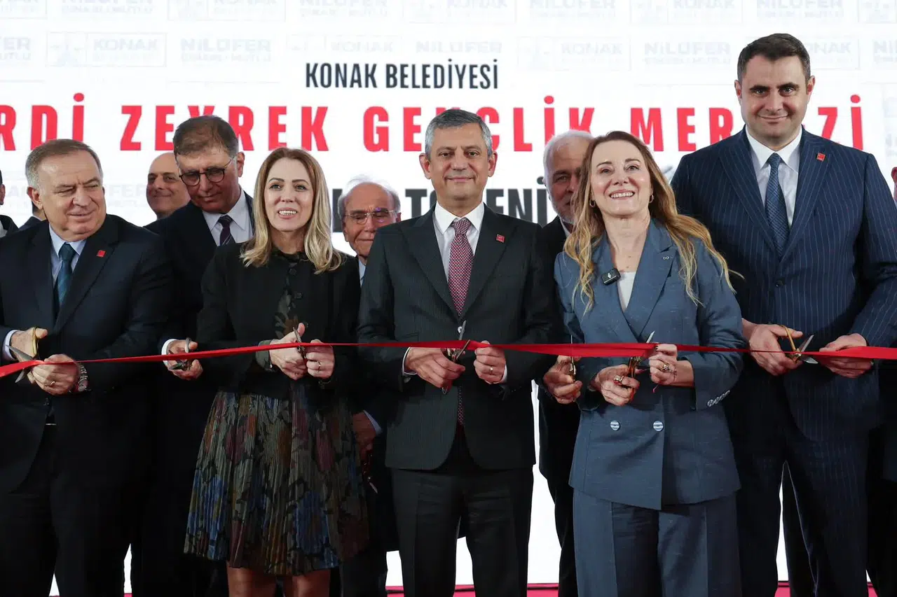 Konak’ta ‘Özel’ açılış: Ferdi Zeyrek’in adı gençlerle buluştu