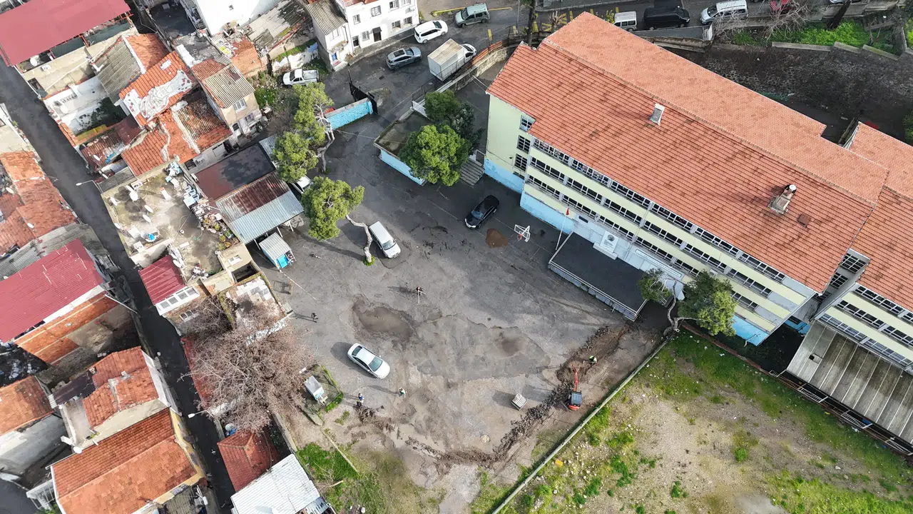 Konak’ta ‘renkli dokunuş’ okul bahçelerine de geldi