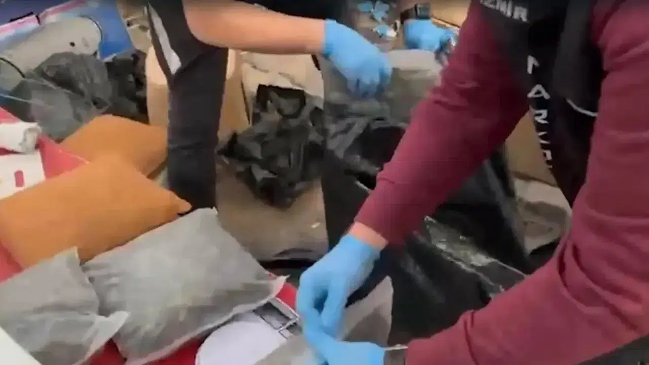 İzmir'de Uyuşturucu İmalathanesine Dönüştürülen Eve Operasyon: İki Şüpheli Tutuklandı
