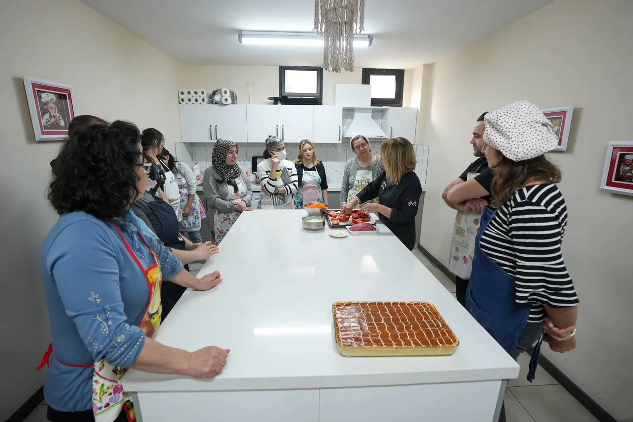 Mutfak atölyesinde Gaziemir’in yeni aşçıları yetişiyor