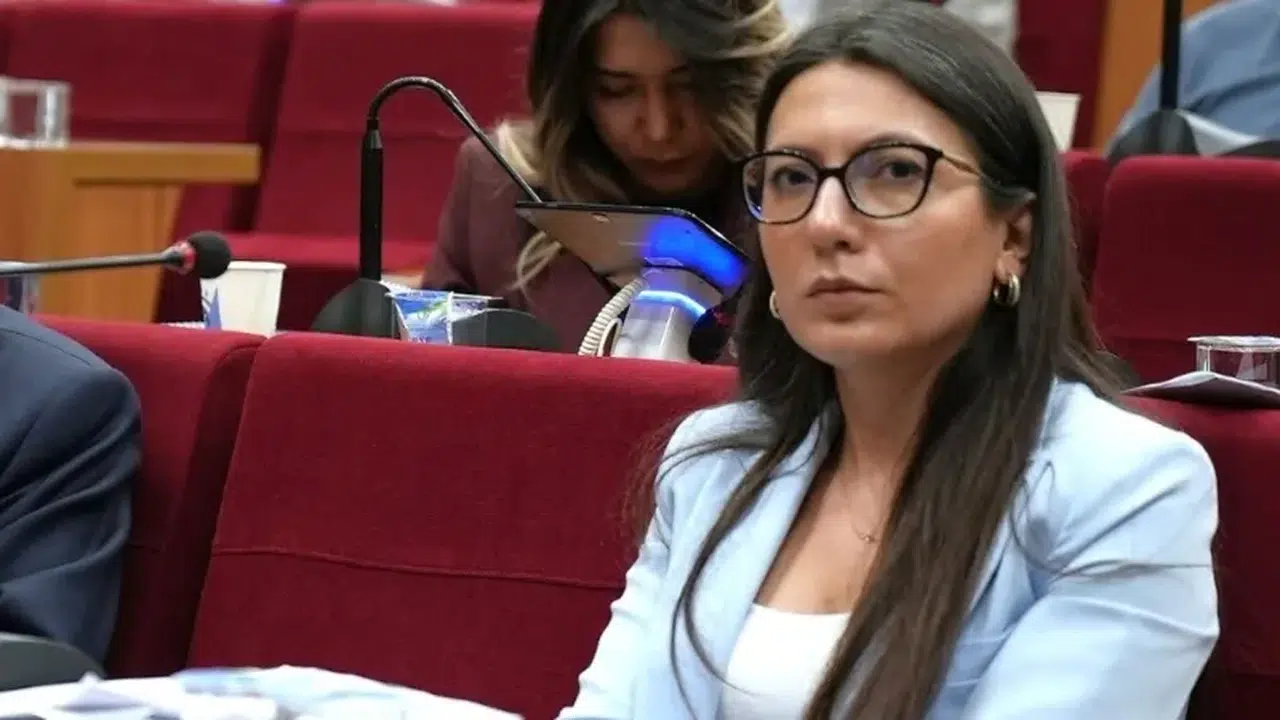 İZBB Meclisinde Vandalizm ve Ekonomi Tartışması: CHP'li Özkan'dan Özür Çağrısı