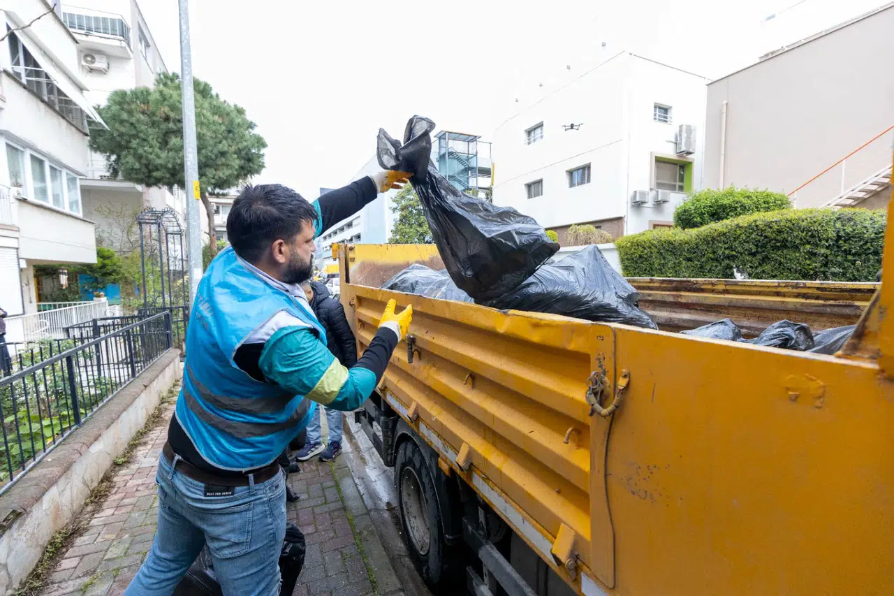 Karşıyaka Belediyesi’nden çöp eve müdahale: 3 ton atık çıkarıldı
