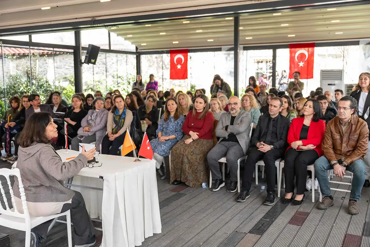 Latife Tekin Bornova’da gençlerle buluştu: "Sizin dünyanızı çok merak ediyorum”
