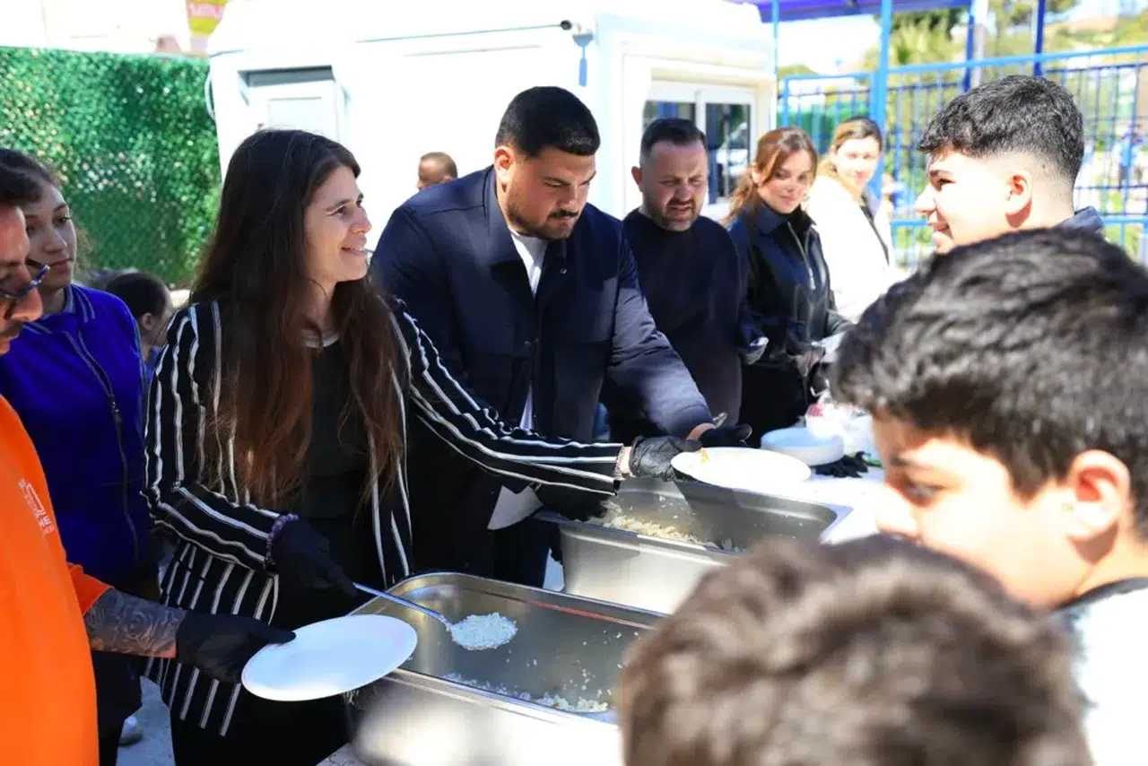 Çeşme Belediyesinden okullara sosyal alan desteği