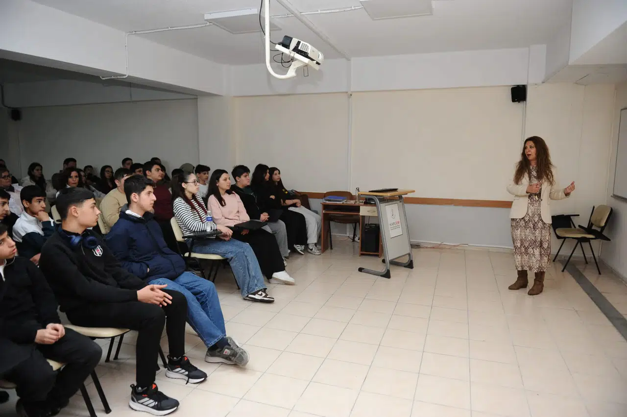 Karşıyakalı öğrencilere kariyer desteği: Meslek Tanıtım Günleri başladı