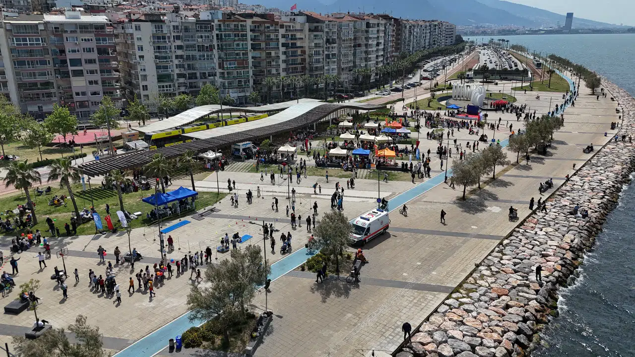 23 Nisan coşkusu Konak’tan yayıldı: Çocuk Şenliği’ne yoğun ilgi