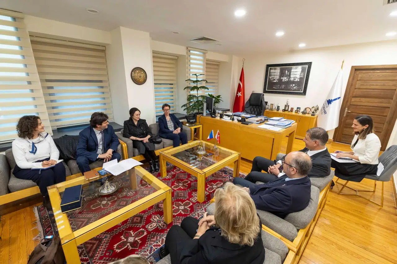 Başkan Tugay Büyükelçi Dumont ve Fransız heyetini konuk etti